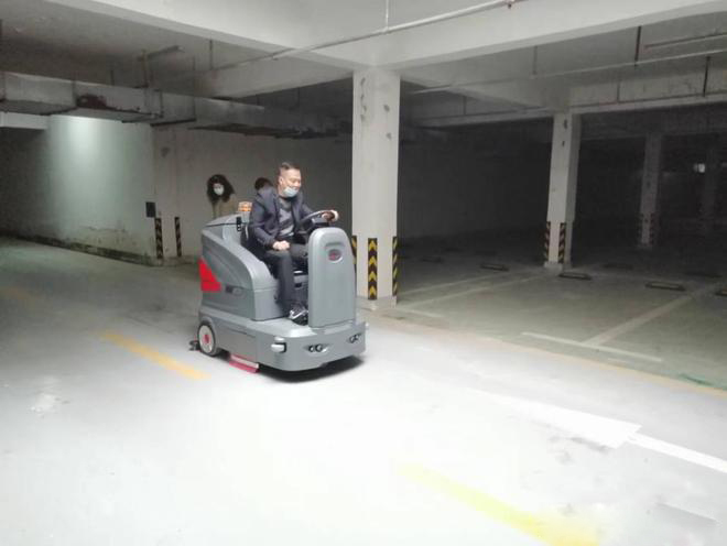 聊城小区物业保洁不用人力改用驾驶式洗地机了